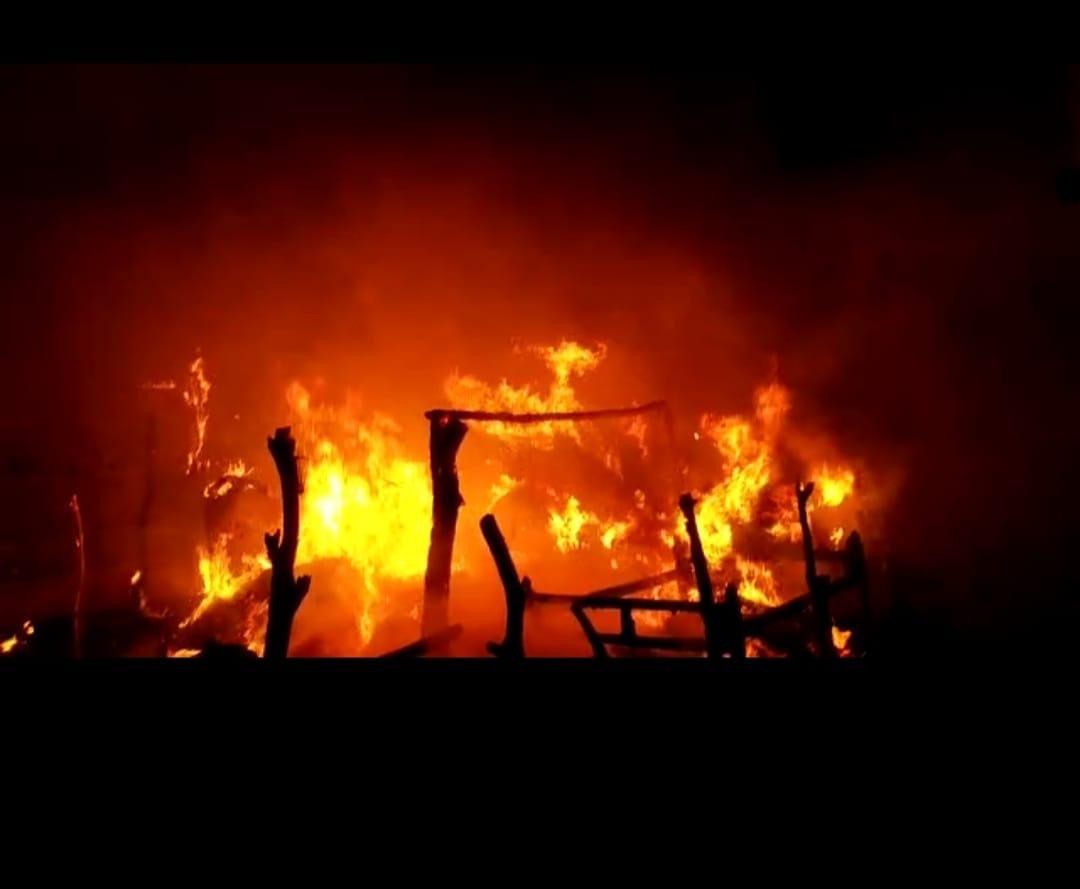 Fire started due to cylinder leakage, three huts burnt