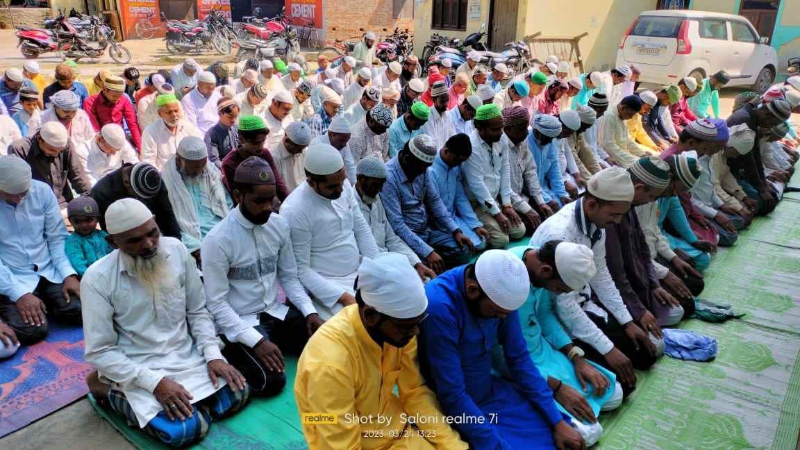 Thousands of heads bowed in worship of Bargahe Elahi