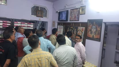 सीसीटीवी फुटेज देखते पुलिसकर्मी और अन्य लोग