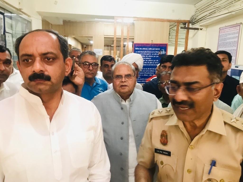 When the former governor was taken to the police station, the people of the district reached Delhi