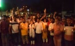 पुलवामा हमले में शहीद हुए जवानों की याद में सुभाष चौक पर कैंडल मार्च निकालते कांग्रेसी । संवाद