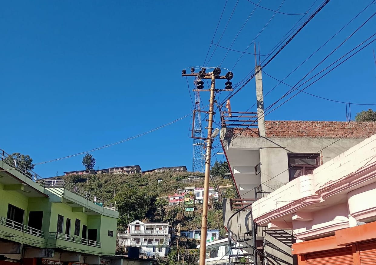 The electric pole has become a threat to the officer colony