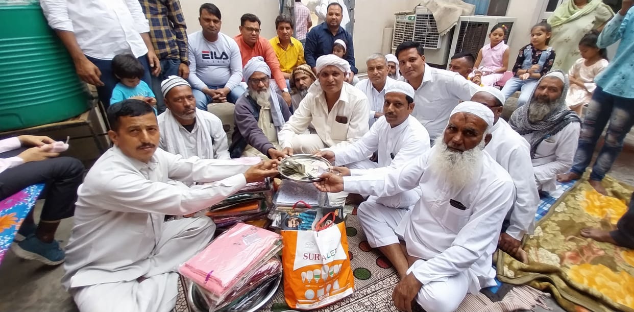 When the real uncle could not come, the people of the Muslim community filled the rice of the Hindu girl, also donated for the temple and the cowshed