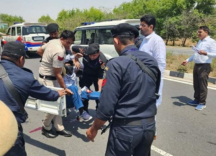 Deputy Chief Minister Dushyant Chautala took the youth injured in the accident to the civil hospital