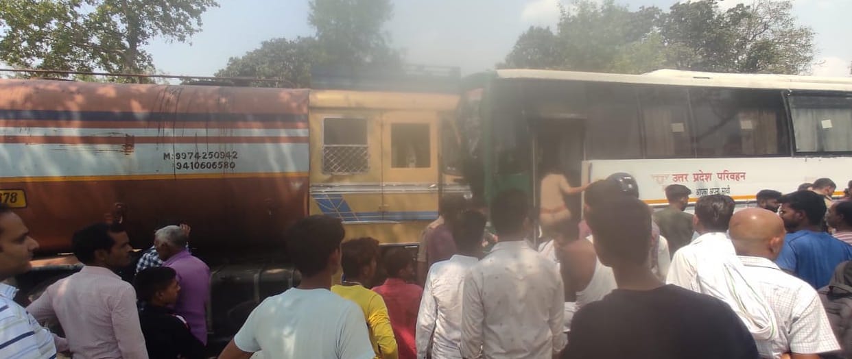 Tanker and Janrath bus collided on the highway, 12 passengers injured