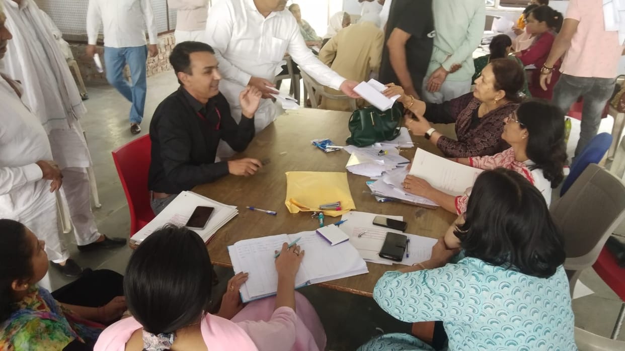 Lifelong members of Jat educational institution reached to get identity card even on Sunday