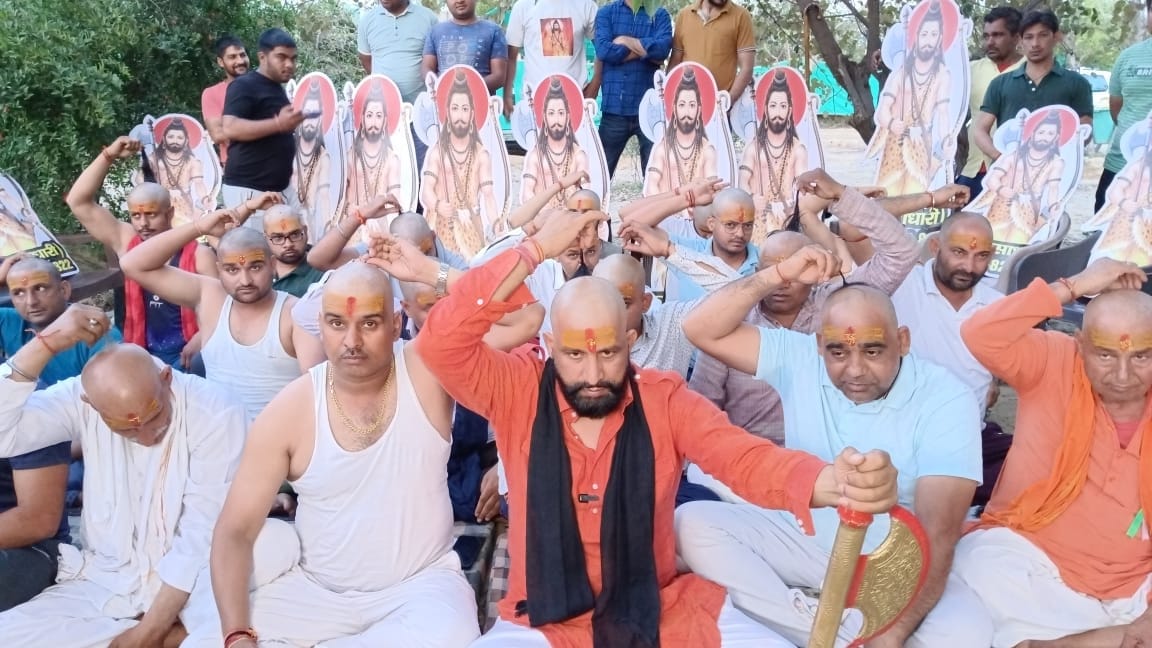 Paharwar land dispute... Naveen Jaihind protested against getting shaved