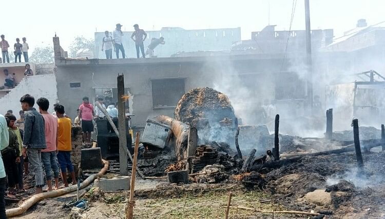 Siddharth Nagar four huts burnt