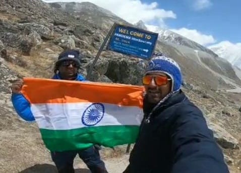 tiranga hoisted on kanchanjhangha peak