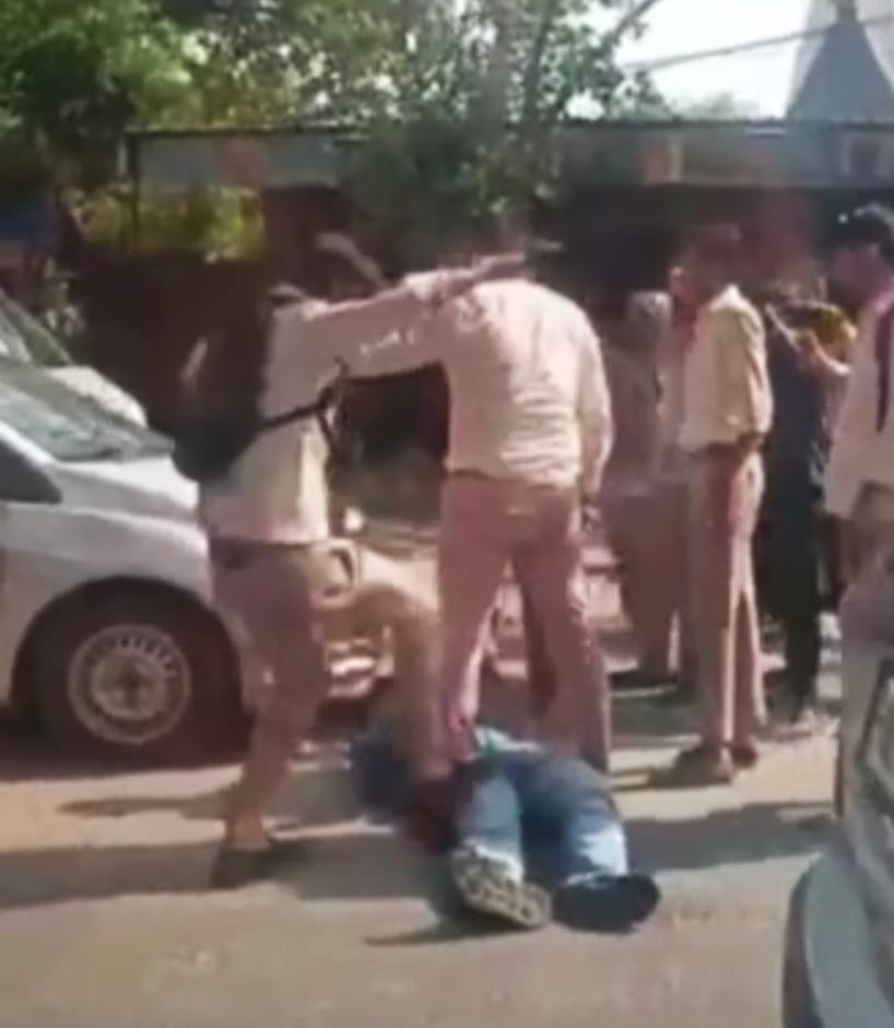 Angry over changing the bag, two groups of students clashed, four were caught