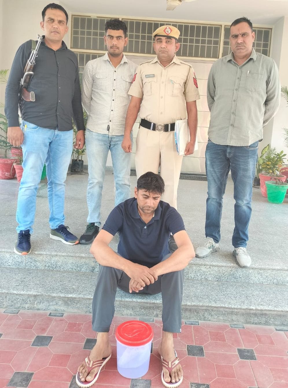 CIA staff nabbed man with illegal weapon