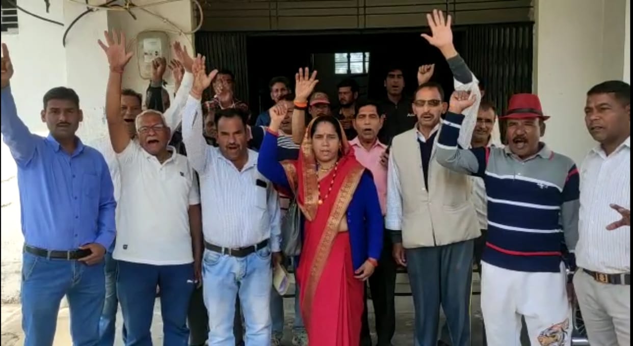 Demonstration of villagers of Jamania troubled by drinking water problem