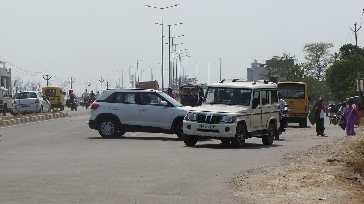 Siddharthnagar  bike rammed into cart from behind, one dead, two injured