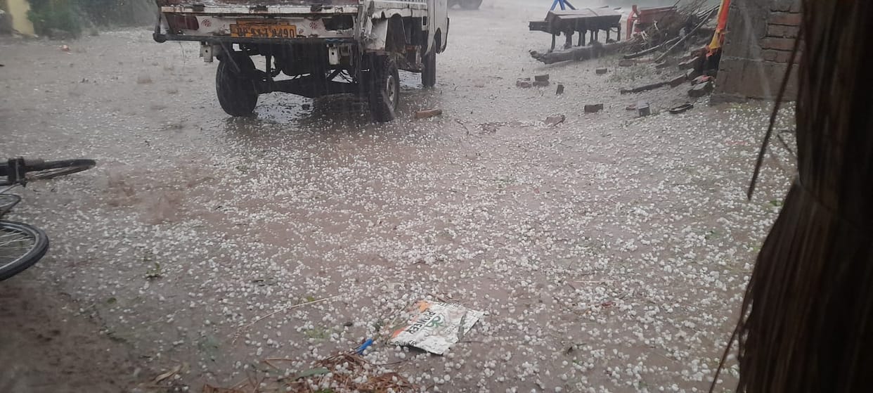 Hail fell amid strong wind, weather became pleasant