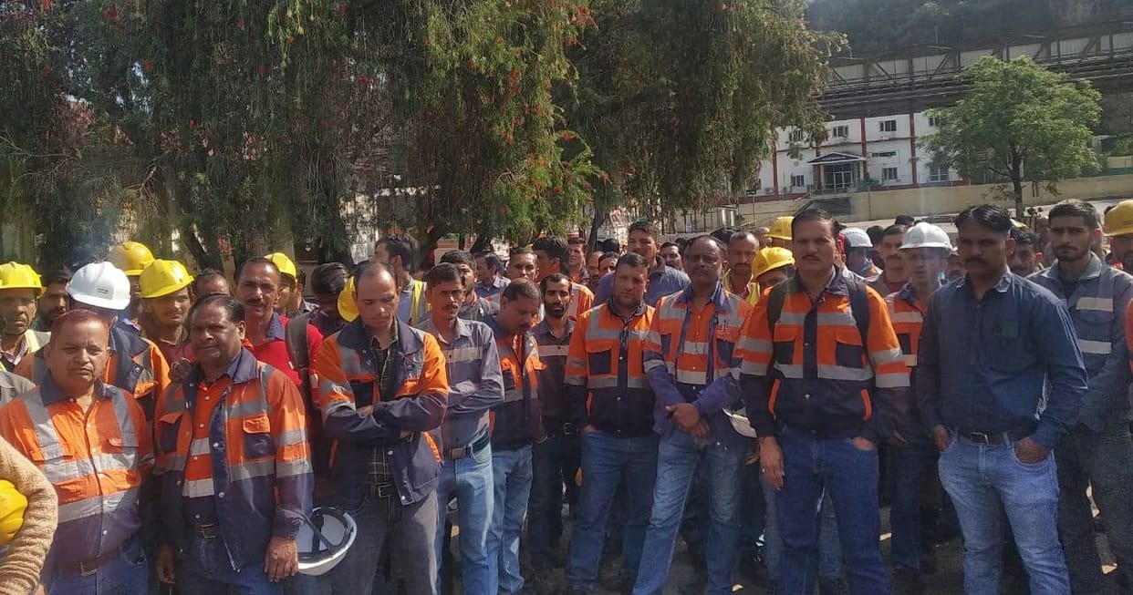The company accepted the demands of the workers angry with the death of the laborer, opened the gate