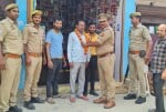 बलरामपुर के  सादुल्लाहनगर में व्यापारी को सम्मानित करते प्रभारी निरीक्षक बृजानंद सिंह।