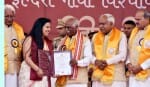  इंदिरा गांधी विश्वविद्यालय मीरपुर के दीक्षांत समारोह में विद्यार्थियों को डिग्री प्रदान करते र