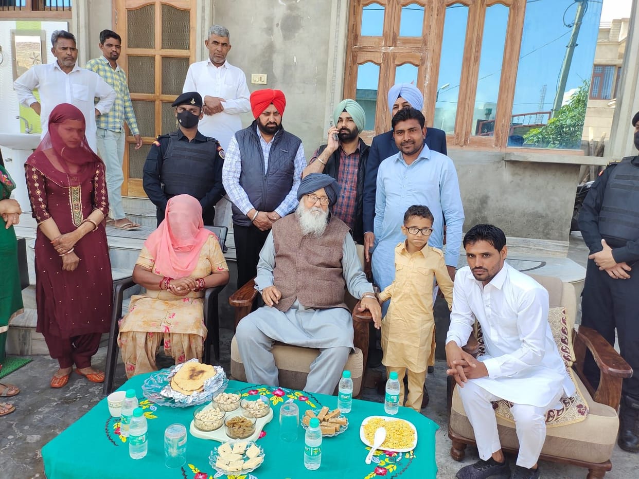 Prakash Singh Badal used to come every month to take care of the garden in Sirsa, used to meet the villagers in Balasar