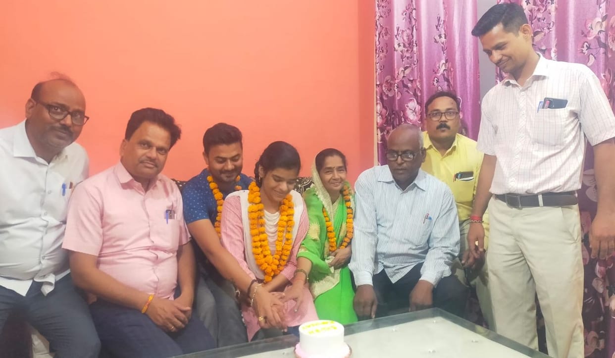 Amar Ujala reached meritorious homes with cake and best wishes