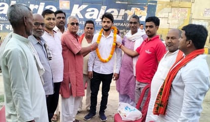 टर ने 96 प्रतिशत अंक लाने पर अभय सोनी को मिठाई खिलाकर माला पहनाकर सम्मानित करते परिवार और गांव 