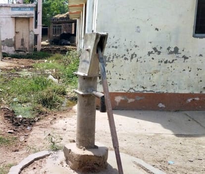 Shahjahanpur News: गढि़यारंगीन पीएचसी बनी तबेला... परिसर में पाथे जा रहे उपला Gadhiyarangin PHC became Tabela, Condiments going to the campus