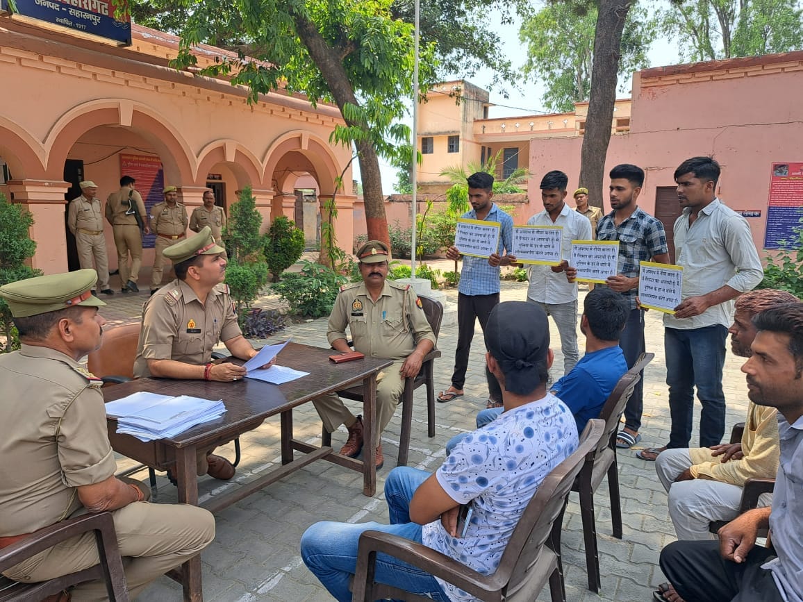 Four gangsters reached the police station with a placard, now they will not commit crimes