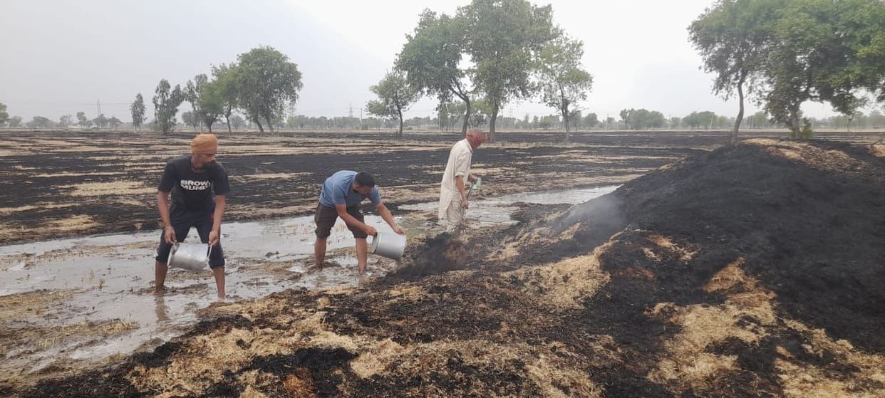 Fire broke out in the fields of two villages, 20 acres of stubble and straw burnt