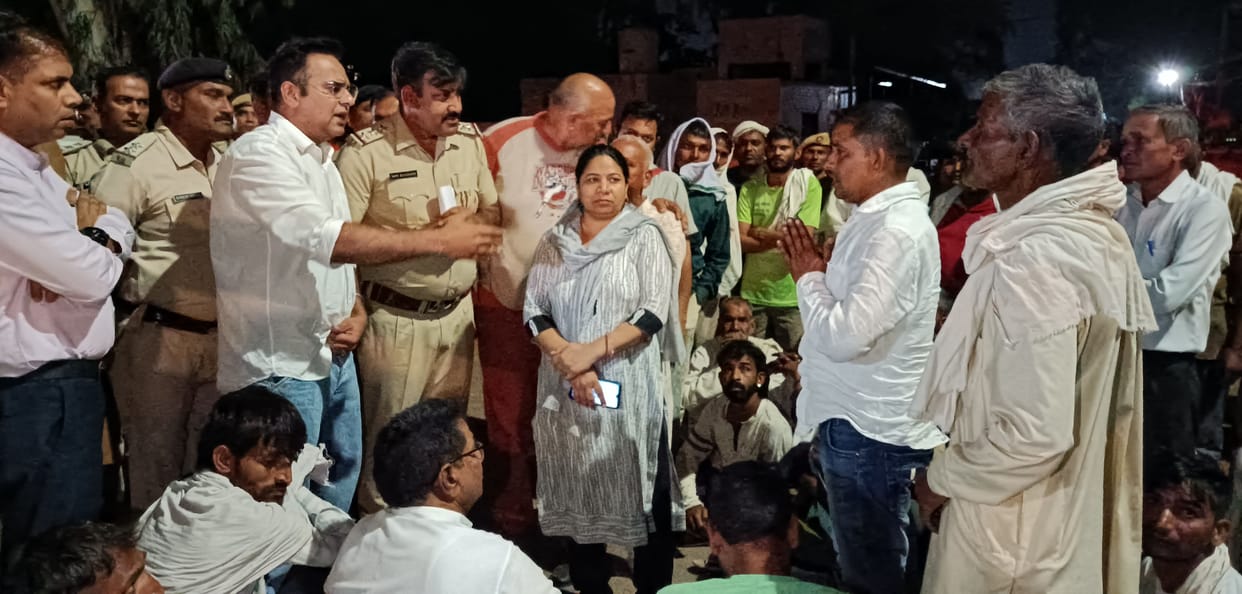 The electrocuted person died during treatment, the relatives protested by keeping the dead body for two hours outside the small secretariat