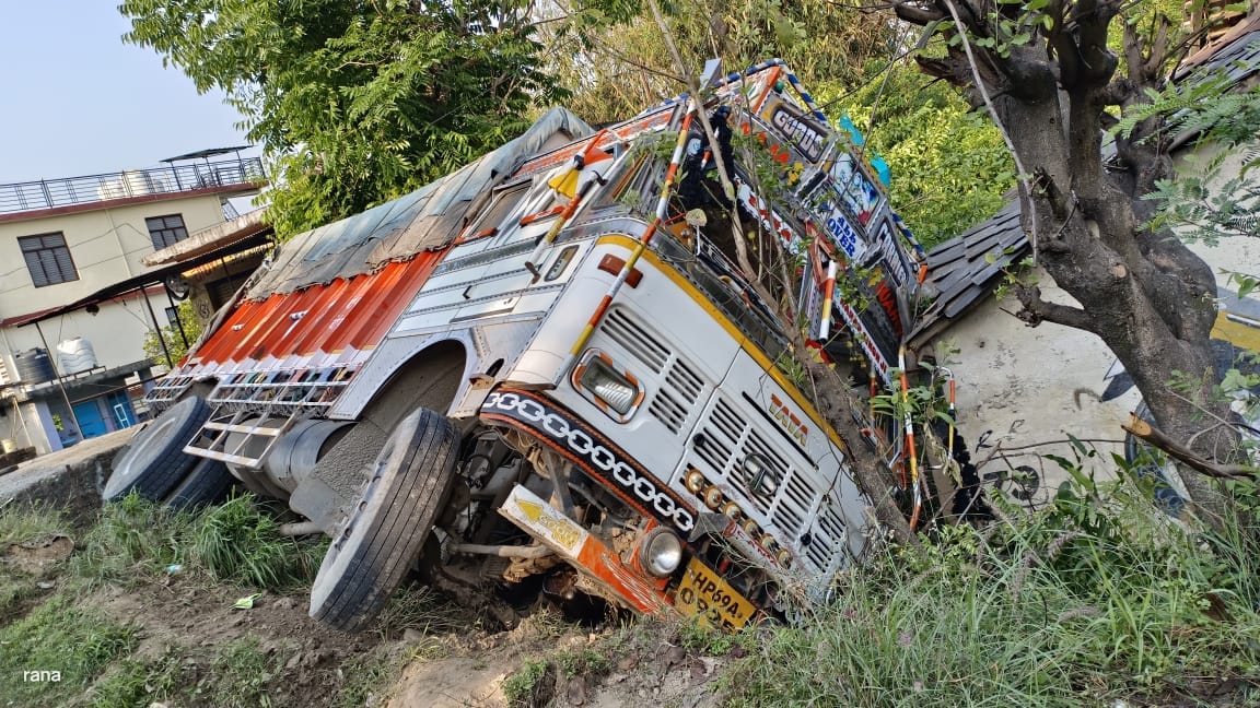 Cement laden truck overturned near Morsu Sultani