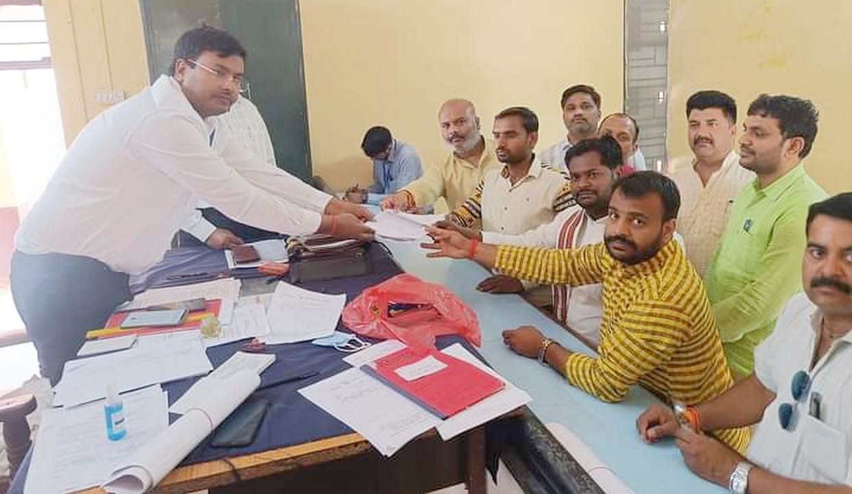 31 candidates of president and 106 candidates of member left the field