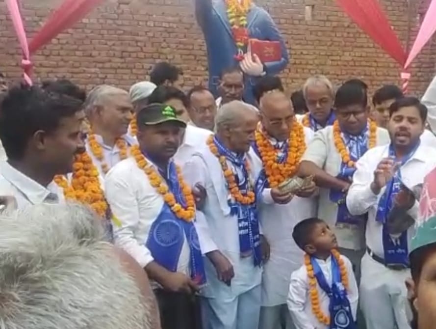 Video viral of sp candidate's husband giving money