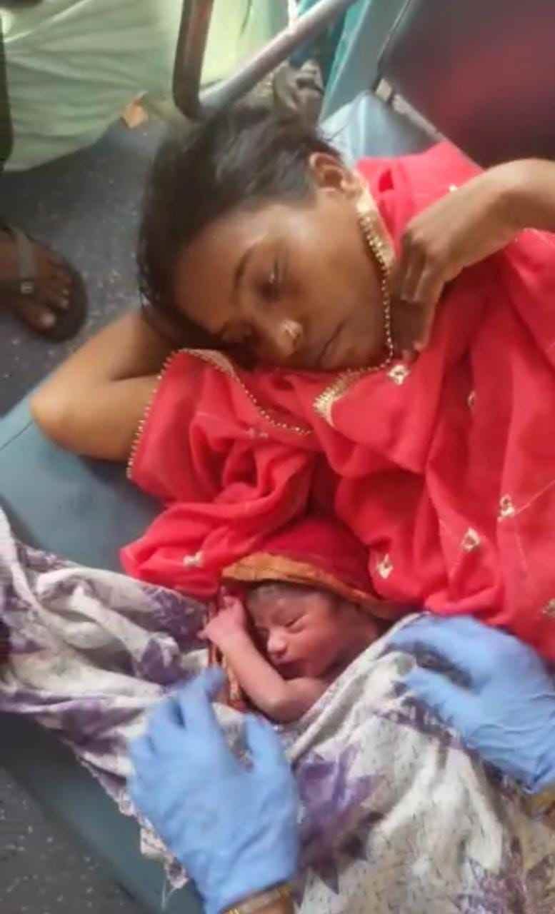 Health team got the woman delivered in the train