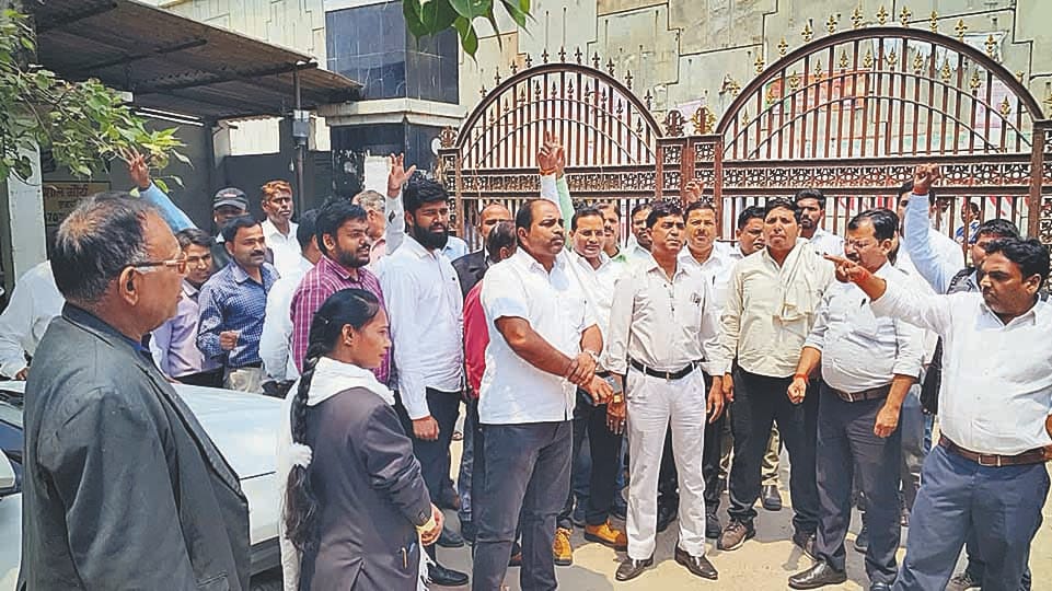 Advocates demonstrated by closing the tehsil gate