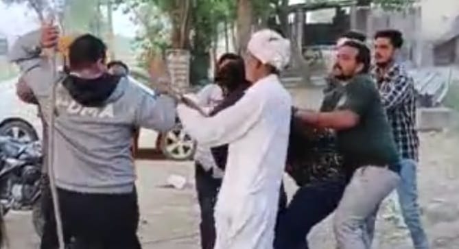 Kicking and punching between the market committee team and the jobbers