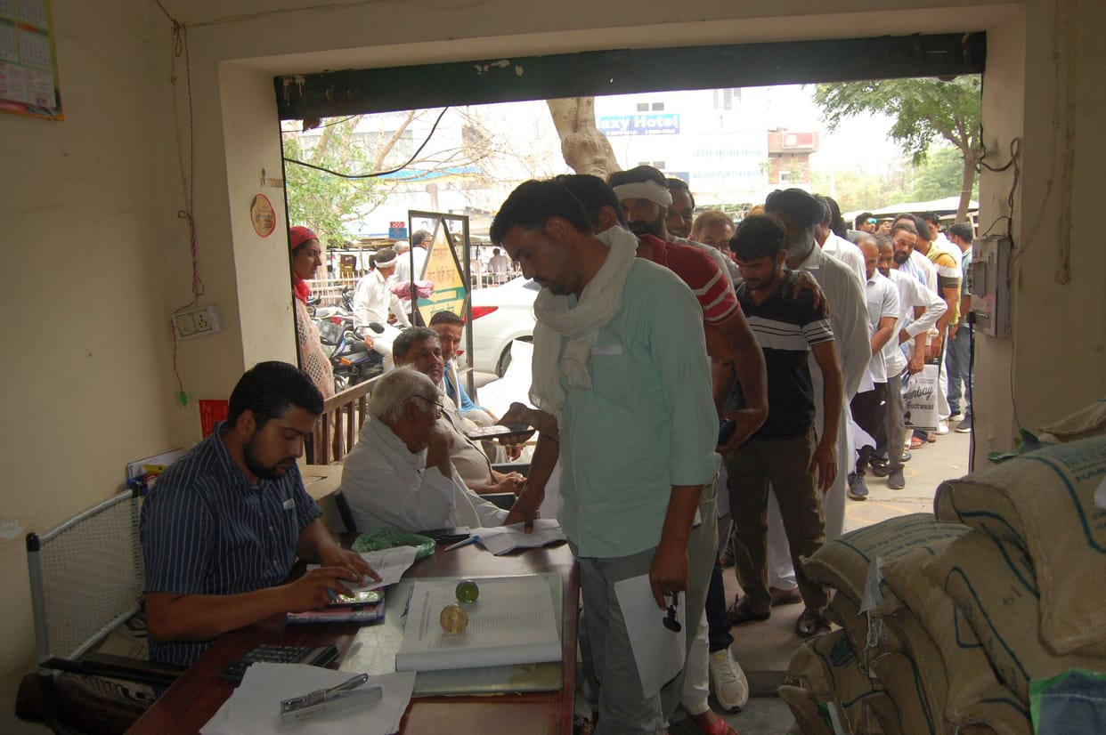 Now fighting for moong seeds, policemen had to be called and distributed