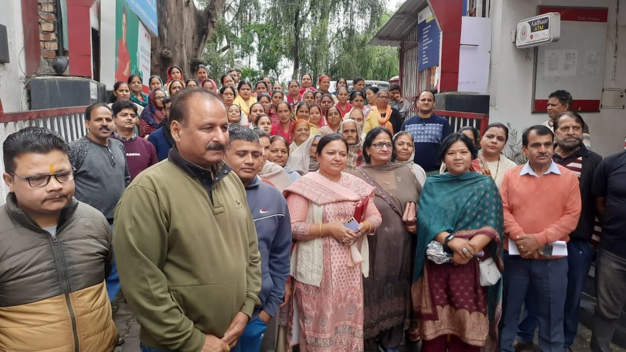 Public on the road to cancel the notification of closure of 55 year old post office