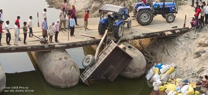 Wheat laden trolley overturned on Kolaghat Pontoon bridge, jammed for four hours
