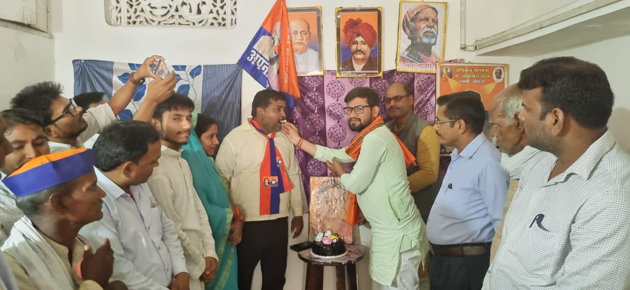 Apna Dal workers celebrated the birthday of the President