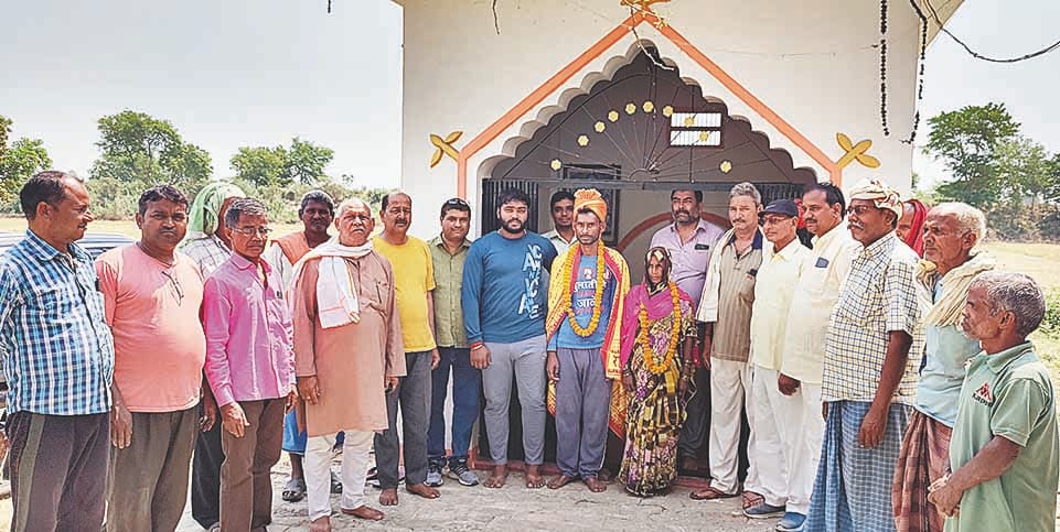 Mother of 10 children got married with lover after panchayat