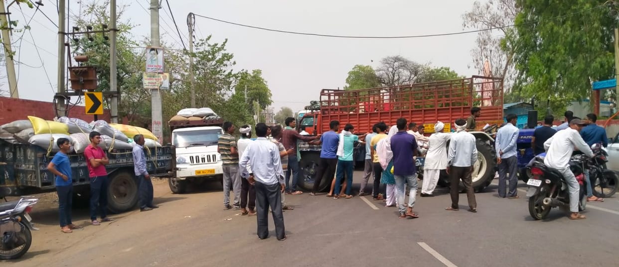 Farmers upset over not cutting mustard tokens, blocked the National Highway for an hour