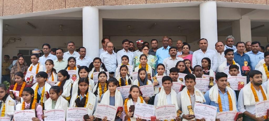 DM honored the meritorious students of board exam