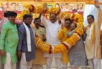 तिकोनिया पार्क में शनिवार को डिप्टी सीएम ब्रजेश पाठक का स्वागत करते भाजपाई।   -संवाद