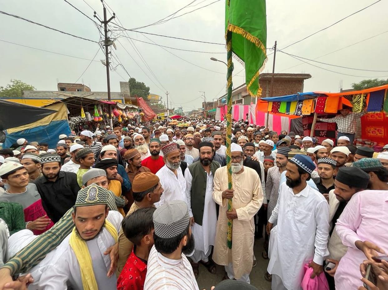 Pilgrims gathered in Shah Shujaat Ali Miyan's Urs