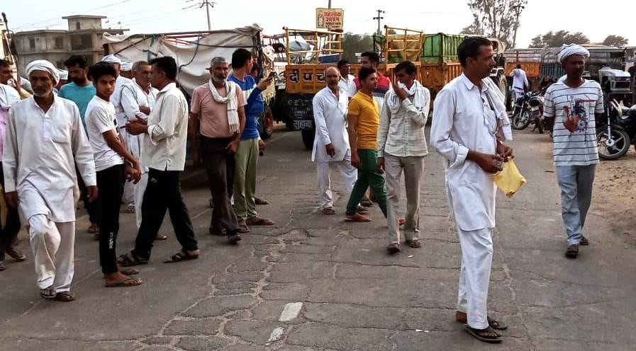 Slow lifting of wheat in Kathura procurement center, farmers came on the road