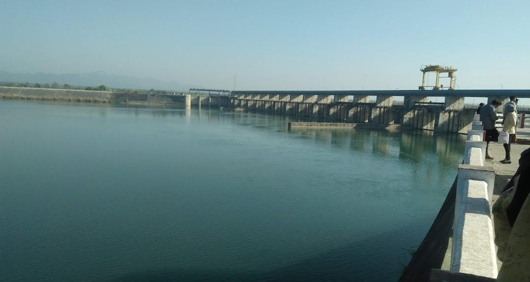 Irrigation crisis due to decreasing water level of Hathinikund Barrage