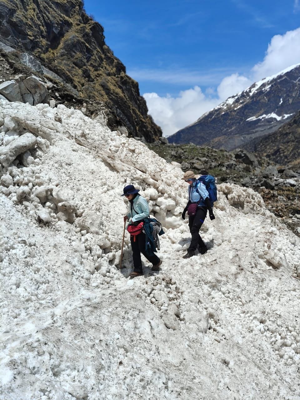 Trekking in Milam glaciar