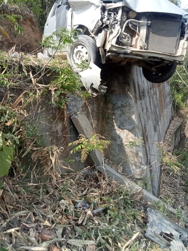 Car accident in Praun, narrowly escaped falling into the river