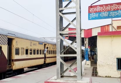 Between Ujhani-Vitroi station
Train stopped at the sound of knock