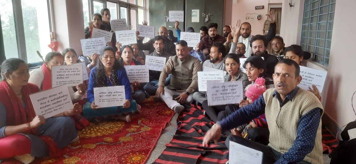 Congressmen protest on the demand of repairing the dilapidated roads