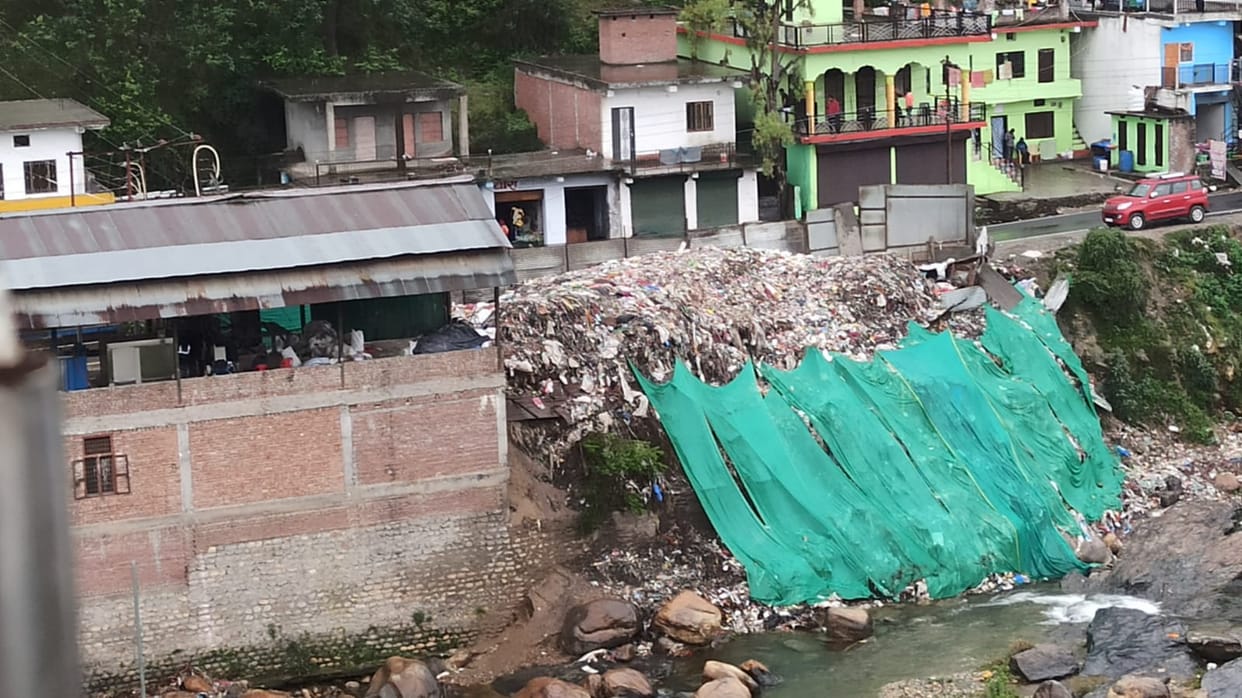 Nagar Panchayat's feat: Instead of disposal, the garbage covered with foil